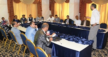 متدربون بـ"الشفافية اليمنية" يراجعون دليلا عن التقاضى فى مكافحة الفساد