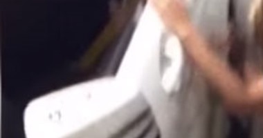 بالفيديو.. فتاة تخرب سيارة صديقها "المرسيدس" بعد اكتشاف خيانته