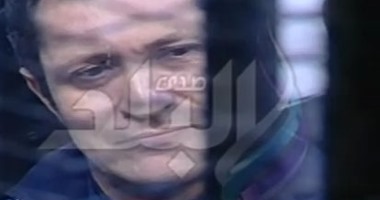 علاء مبارك يقبل جبين والده بعد البراءة