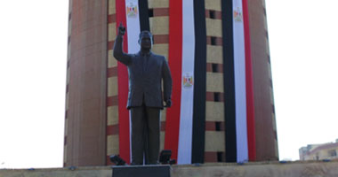 النساجون الشرقيون:تمثال عبد الناصر ينتظر حضور المثال صلاح حماد لنقله لغينيا