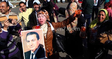 أنصار مبارك يستقبلونه بـ"الشربات" أمام مستشفى المعادى العسكرى