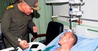 وزير الدفاع يزور مصابى القوات المسلحة بمستشفى الحلمية العسكرى