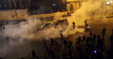 بالفيديو..متظاهرو “عبد المنعم رياض” يطلقون الألعاب النارية على قوات الأمن