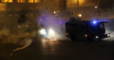 مصفحات الشرطة تطلق الغاز وتحاول فض المتظاهرين فى عبد المنعم رياض