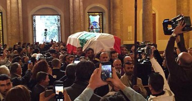 جثمان الشحرورة يصل كنيسة مار جرجس ملفوفا بعلم لبنان
