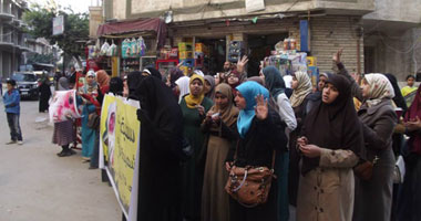 تجمع إخوانى بالقرب من مسجد التوحيد بالسويس.. والأمن يطاردهم
