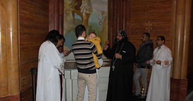 بالصور.. البابا تواضروس يعمد طفلا مصريا روسيا بموسكو