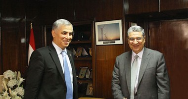 سفير طاجيكستان بالقاهرة يناقش مع وزير الكهرباء سبل التعاون فى مجالات الطاقة البديلة