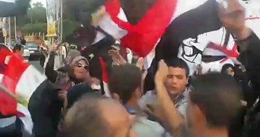 بالفيديو.. مواطنون يرقصون على أنغام «تسلم الأيادى» فى وقفة «صوت الشعب»