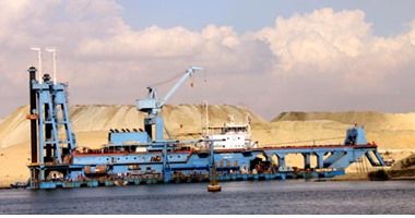 مهاب مميش: 36 كراكة ستعمل على تعميق قناة السويس الجديدة