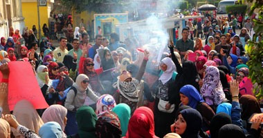 طالبات الإخوان بالأزهر يطلقن الألعاب النارية بمحيط كلية الدراسات الإنسانية