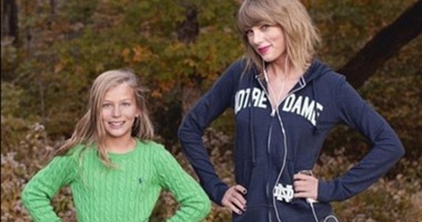 بالصور.. تايلور سويفت تفاجئ فتاتين وتلتقط صورا تذكارية معهما