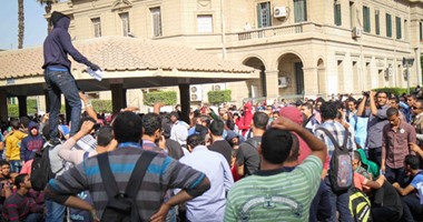 طلاب الإخوان ينهون تظاهرهم بجامعة القاهرة بنشيد "الجماعة"
