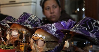 بوليفيا تحتفل بـ"عيد الجماجم" بتزيين رؤوس الموتى