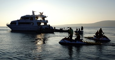بالصور..خفر السواحل اليونانى يعثر على أكثر من 300 لاجىء مختبئين فى يخت  	