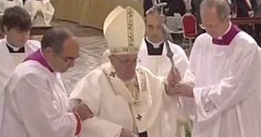 بالصور.. بابا الفاتيكان يلقى خطاب بإيطاليا و يتعثر أثناء صعود مذبح الكنيسة