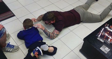 تفانى حتى آخر لحظة.. "حلاق" يجلس على الأرض لمساعدة طفل متوحد على قص شعره