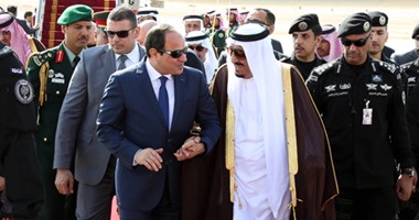 بالصور.. الرئيس السيسى والملك سلمان "يدا بيد" فى مطار خالد بالرياض