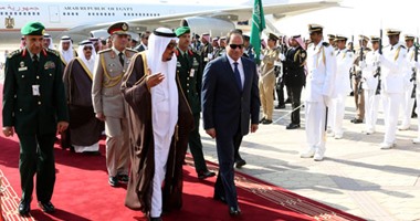 الرئيس السيسى والملك سلمان "يدا بيد" فى مطار خالد بالرياض