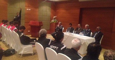 بالصور.. وزير الرياضة يحفز لاعبى المنتخب بالمكافآت قبل مواجهة تشاد