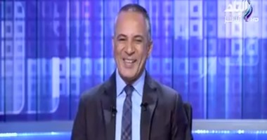 متصلة لـ"أحمد موسى":"مصر فوق الجميع واللى يقول غير كدا ياخد بالجزمة"
