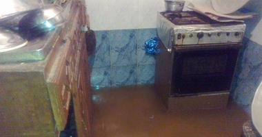 صحافة المواطن.. قارئ يشارك بصور لغرق منزله فى مياه الأمطار بالبحيرة