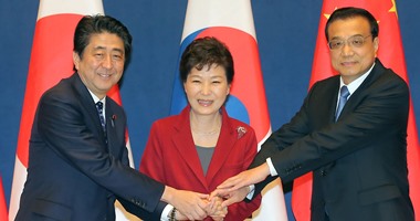بالصور.. كوريا الجنوبية واليابان والصين يجرون محادثات حول تخفيف حدة التوترات