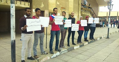 سلسلة بشرية طلابية بجامعة حلوان تضامنا مع الصحفى حسام بهجت