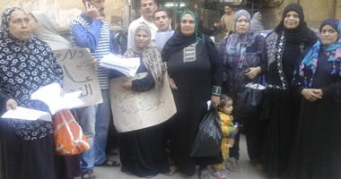 عمال نظافة بعدد من مدارس القاهرة يتظاهرون أمام الوزراء للمطالبة بالتعيين