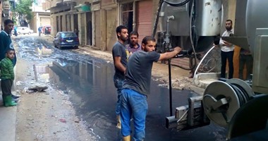 بالصور.. أحياء الإسكندرية تواصل سحب المياه المتراكمة من الشوارع