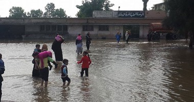"صحافة المواطن".. مياه الأمطار تحاصر الوحدة الصحية بكفر الدوار