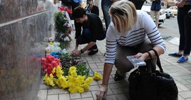مواطنون يحملون الورود أمام سفارة روسيا ولافتات بعنوان "الروس أصدقاؤنا"