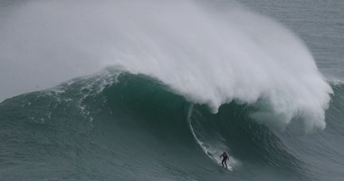 بالصور.."ماكنمارا" يحقق الرقم القياسى فى ركوب أمواج ترتفع 23.7 متر بالبرتغال