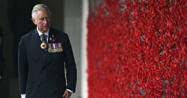 بالصور.. الأمير تشارلز يضع إكليلا من الزهور على النصب التذكارى باستراليا