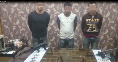 القبض على 3 عاطلين هاربين من أحكام وبحوزتهم 80 طربة حشيش وأسلحة نارية