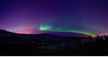 بالصور.. الشفق القطبى يضىء سماء كيركينيس شمال النرويج باللون الأخضر