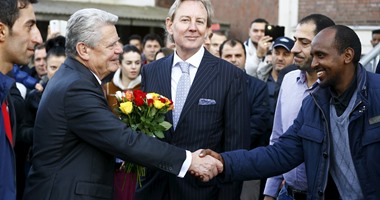 بالصور.. تصفيق وورود فى استقبال الرئيس الألمانى لدى زيارته لنزل لاجئين