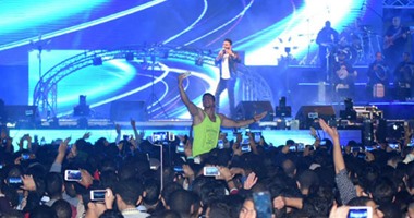 تامر حسنى يبدأ حفله فى جامعة مصر بأغنية "كل حاجة بينا"