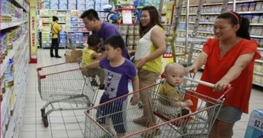 بالصور.. غضب فى أستراليا بسبب شراء الصينيين لأغذية الرضع بكميات كبيرة