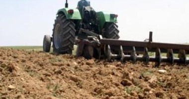 وزارة الزراعة:حرث وتسوية التربة وتطهير الترع بمساحة 302 ألف فدان بالموسم الشتوى