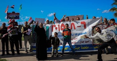 بالصور.. مواطنون يتظاهرون أمام القائد إبراهيم بالإسكندرية لدعم السياحة