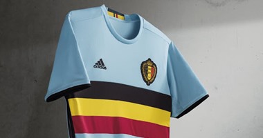 بالصور.. مدرب بلجيكا ينتقد قميص المنتخب بسبب "سباقات العجل"