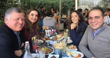 ملك الأردن وزوجته يعلنان دعمهما للأمير على لرئاسة الفيفا خلال وجبة الغداء