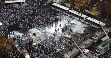 بالصور.. مظاهرات ضد حكومة كوريا الجنوبية والشرطة تطلق قنابل الغاز