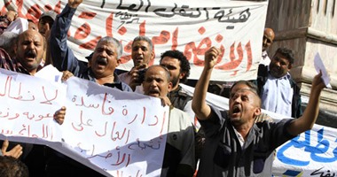 بالصور..العاملون بالنقل العام ينهون وقفتهم الاحتجاجية أمام نقابة الصحفيين