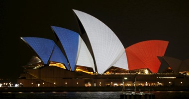 بالصور.. إضاءة دار أوبرا سيدنى بألوان علم فرنسا عقب تفجيرات باريس