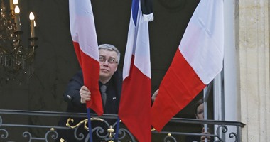 بالصور.. تنكيس أعلام قصر الإليزيه ووضع شارة سوداء حدادا على ضحايا باريس