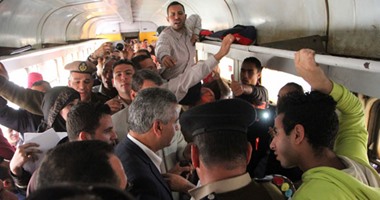 بالفيديو..  ركاب يعتلون أرفف الحقائب بقطار طنطا أثناء جولة وزير النقل