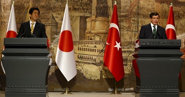 بالصور.. رئيس الوزراء التركى يلتقى نظيره اليابانى فى إسطنبول