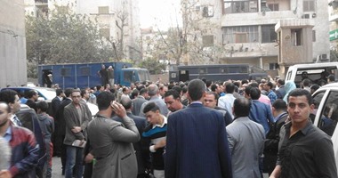 بالصور.. توافد عشرات المحامين لمحكمة شبرا للتضامن مع زميلهم المعتدى عليه